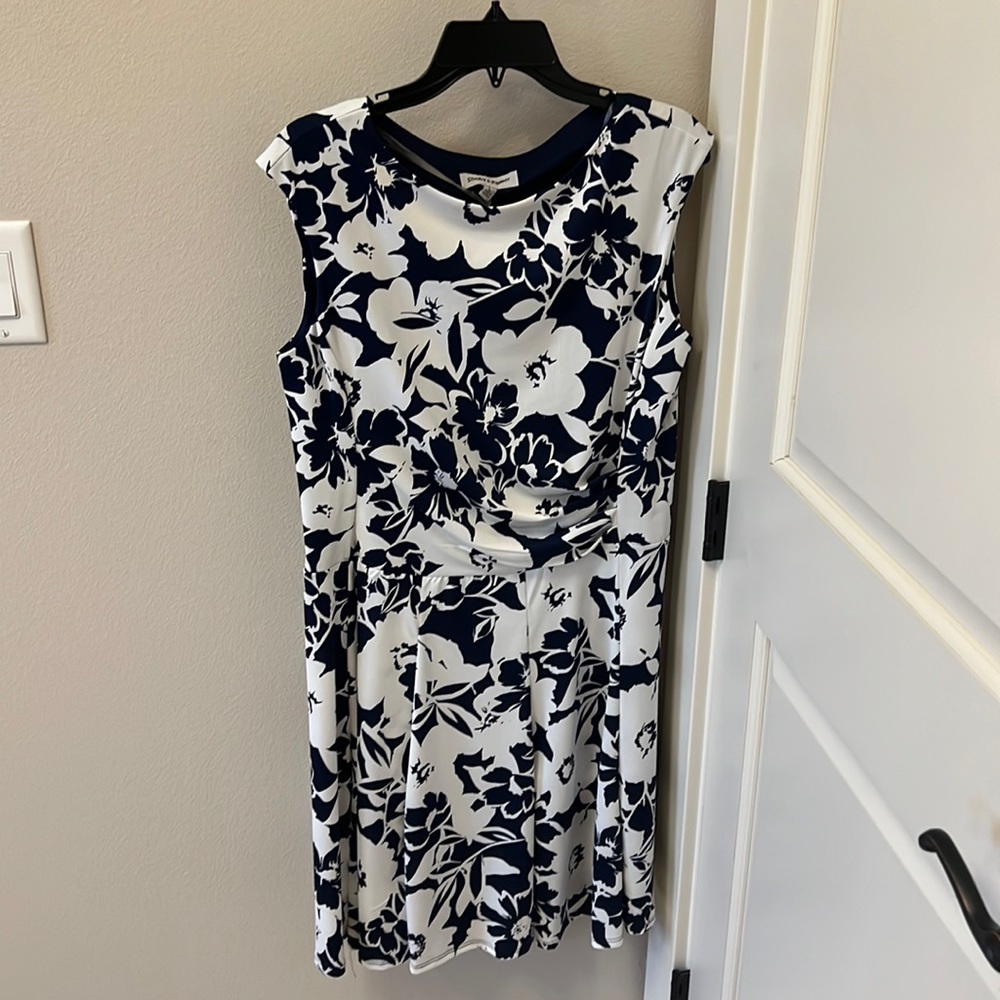 Another dress perfect for a wedding! Navy and blue size large. NWT